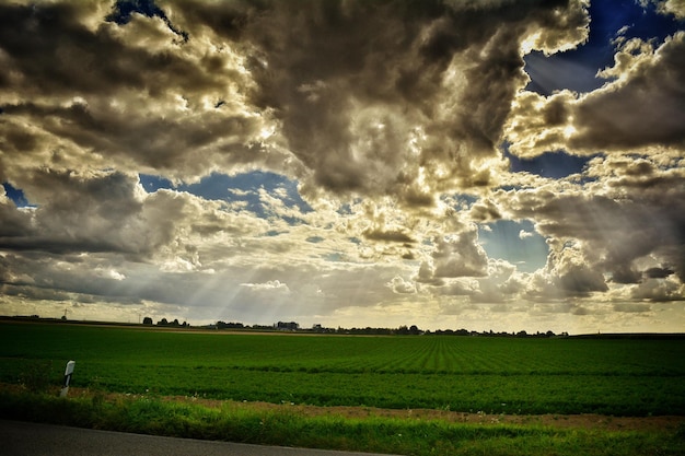 Foto schilderachtig uitzicht op het veld tegen een bewolkte hemel