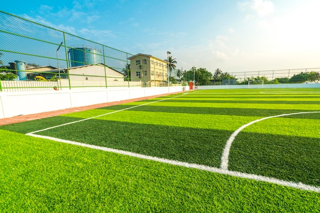 Foto schilderachtig uitzicht op het voetbalveld tegen de hemel