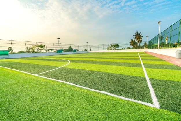 Schilderachtig uitzicht op het voetbalveld tegen de hemel