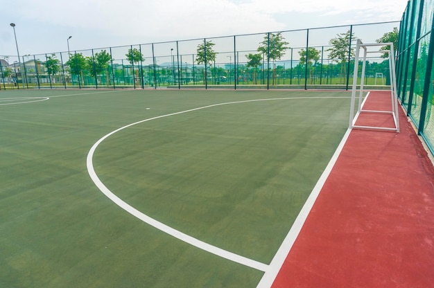 Schilderachtig uitzicht op het voetbalveld tegen de hemel