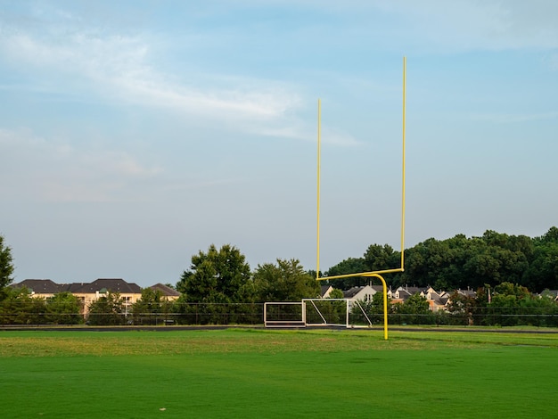 Foto schilderachtig uitzicht op het voetbalveld tegen de lucht