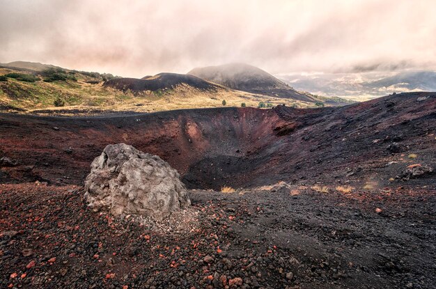 Foto schilderachtig uitzicht op het vulkanische landschap tegen de hemel