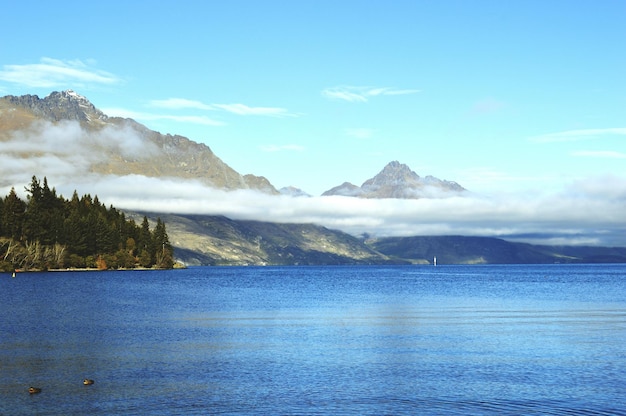 Schilderachtig uitzicht op het wakatipu-meer door de bergen tegen de lucht