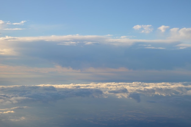 Schilderachtig uitzicht op het wolkenlandschap tegen de hemel