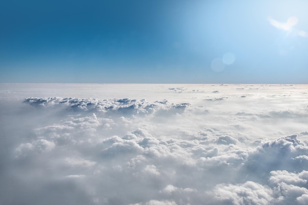 Foto schilderachtig uitzicht op het wolkenlandschap tegen een blauwe hemel