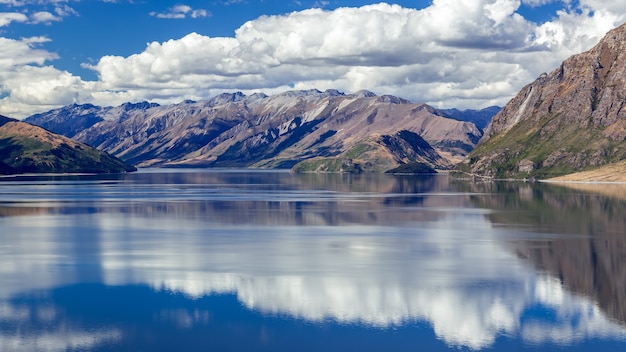 Schilderachtig uitzicht op Lake Hawea