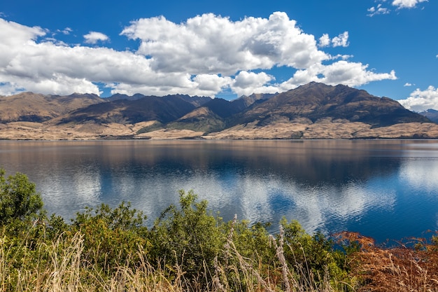 Schilderachtig uitzicht op Lake Wanaka in de zomer