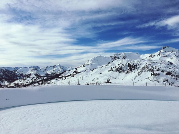 Schilderachtig uitzicht op met sneeuw bedekte bergen tegen de lucht