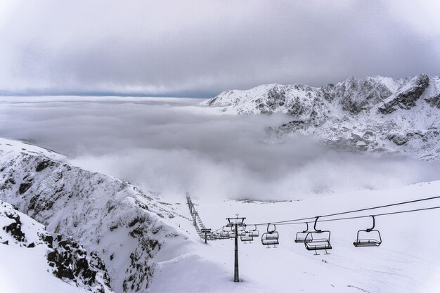 Foto schilderachtig uitzicht op met sneeuw bedekte bergen tegen de lucht