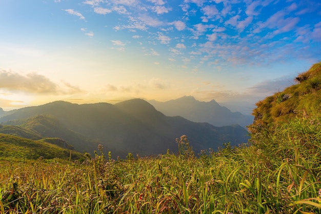 Schilderachtig uitzicht op mistige ochtendhemel met opkomende zon boven Misty Mountain