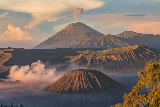 Schilderachtig uitzicht op Mt Bromo tegen de hemel