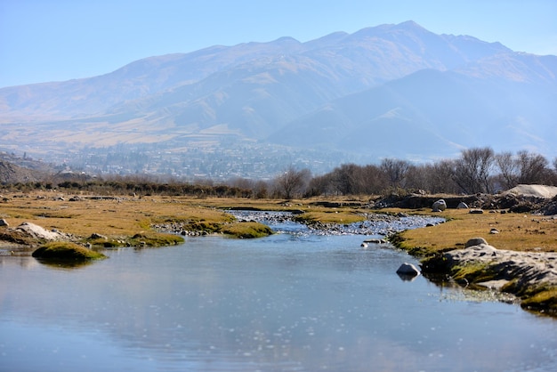 Schilderachtig uitzicht op rivier en berg bij mistig weer