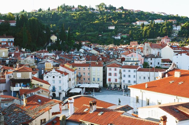 Schilderachtig uitzicht op rode daken. historisch centrum van de oude stad Piran, Tartini-plein. Zonsondergang hemel. Slovenië