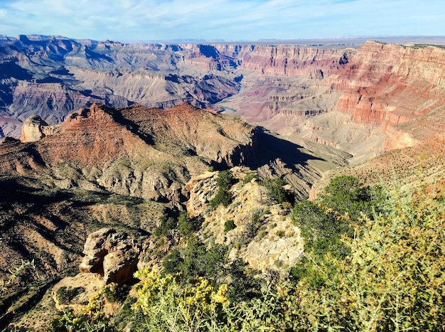 Schilderachtig uitzicht op rotsachtige bergen tegen de hemel in het Grand Canyon National Park