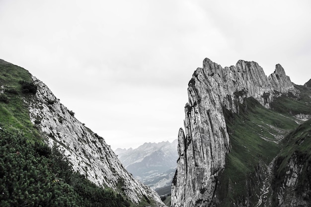 Foto schilderachtig uitzicht op rotsachtige bergen tegen de hemel