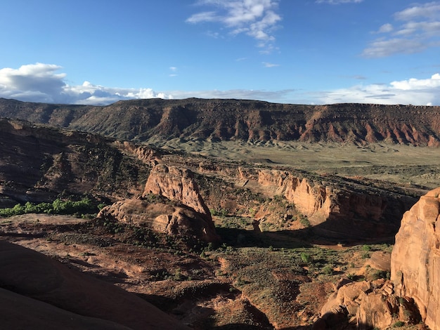 Schilderachtig uitzicht op rotsachtige bergen tegen de lucht in het Arches National Park