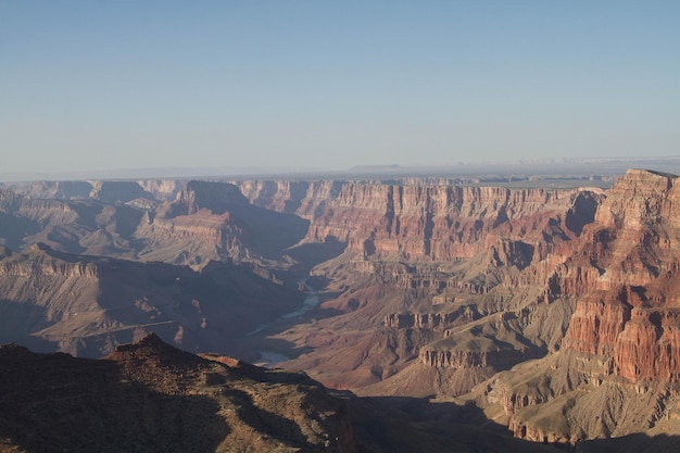Schilderachtig uitzicht op rotsachtige bergen tegen een heldere lucht in het Grand Canyon National Park