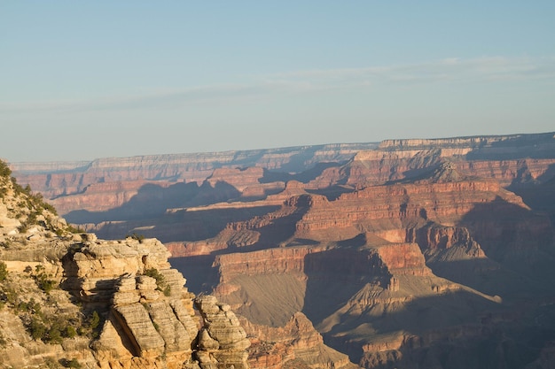 Schilderachtig uitzicht op rotsachtige bergen tegen een heldere lucht in het Grand Canyon National Park