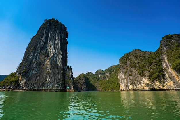 Schilderachtig uitzicht op rotseiland in HaLong Bay Vietnam Zuidoost-Azië UNESCO-werelderfgoed Bergeilanden in Ha Long Bay Prachtig landschap Populaire Aziatische bezienswaardigheid beroemde bestemming van Vietnam