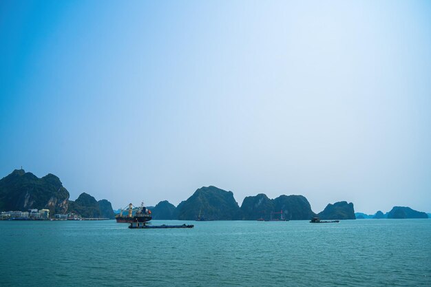 Schilderachtig uitzicht op rotseiland in HaLong Bay Vietnam Zuidoost-Azië UNESCO-werelderfgoed Bergeilanden in Ha Long Bay Prachtig landschap Populaire Aziatische bezienswaardigheid beroemde bestemming van Vietnam