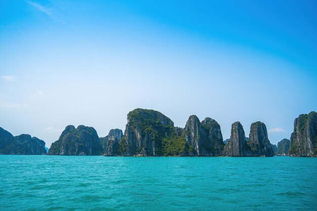 Schilderachtig uitzicht op rotseiland in HaLong Bay Vietnam Zuidoost-Azië UNESCO-werelderfgoed Bergeilanden in Ha Long Bay Prachtig landschap Populaire Aziatische bezienswaardigheid beroemde bestemming van Vietnam