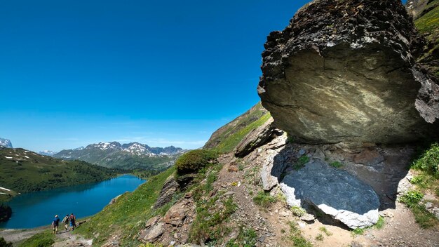 Foto schilderachtig uitzicht op rotsen en bergen tegen een heldere blauwe lucht