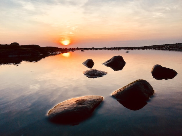 Foto schilderachtig uitzicht op rotsen in de zee tijdens de zonsondergang