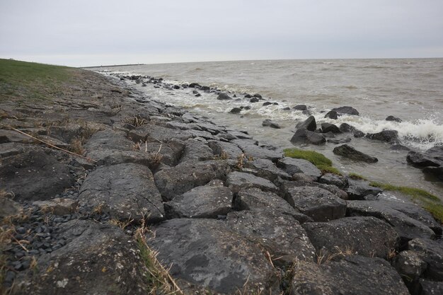 Foto schilderachtig uitzicht op rotsen op het strand tegen de lucht