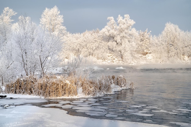 Foto schilderachtig uitzicht op sneeuwbedekt land tegen de lucht