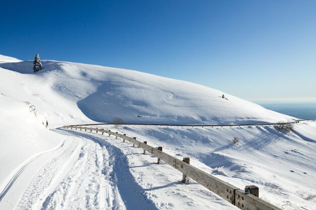 Schilderachtig uitzicht op sneeuwbedekte bergen tegen een heldere blauwe lucht