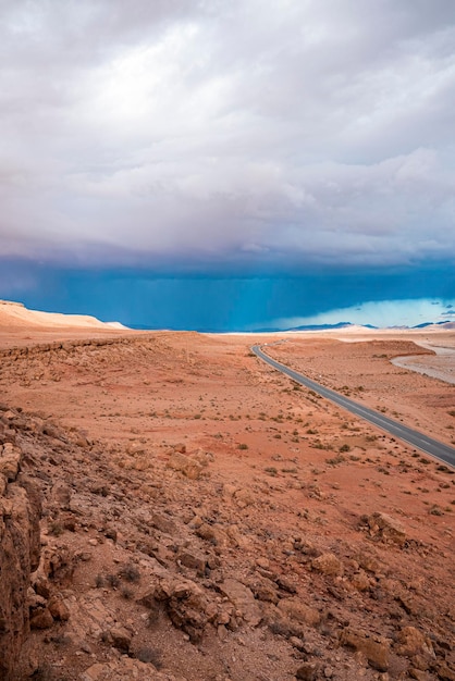 Schilderachtig uitzicht op snelweg door woestijn tegen dramatische hemel in de zomer