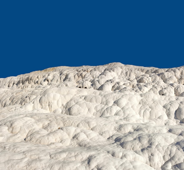 Schilderachtig uitzicht op travertijnterrassen in Pamukkale Gekristalliseerde calciumformaties gevormd door thermaal bronwater in de spa in Hierapolis Populaire toeristische locatie en reisbestemming in het buitenland