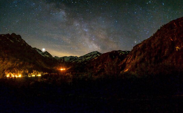 Schilderachtig uitzicht op verlichte bergen tegen de nachtelijke hemel