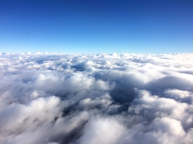 Schilderachtig uitzicht op wolken in de blauwe hemel