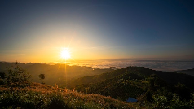 Foto schilderachtig uitzicht op wolkenlandschap tijdens zonsondergang