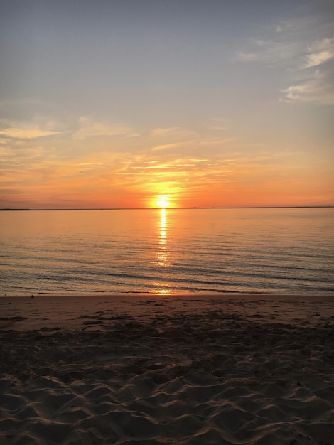 Schilderachtig uitzicht op zee bij zonsondergang