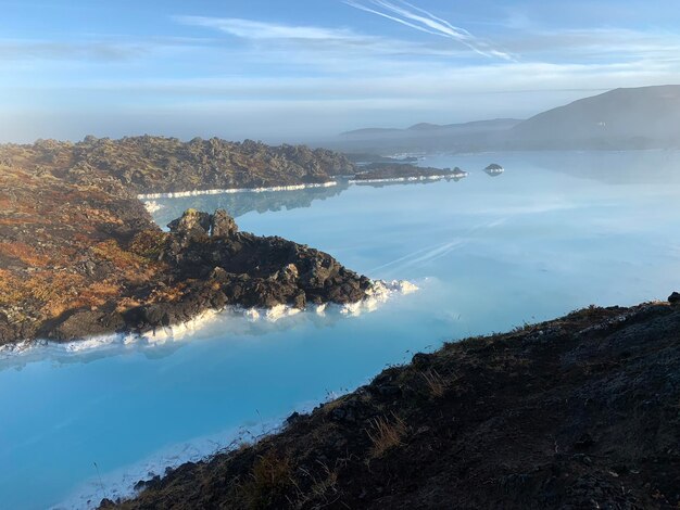 Foto schilderachtig uitzicht op zee en bergen tegen de lucht