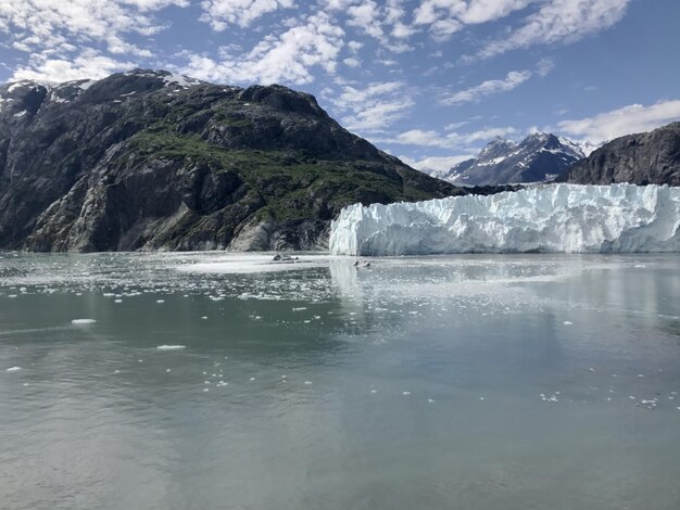 Foto schilderachtig uitzicht op zee en bergen