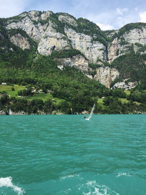 Foto schilderachtig uitzicht op zee en bergen