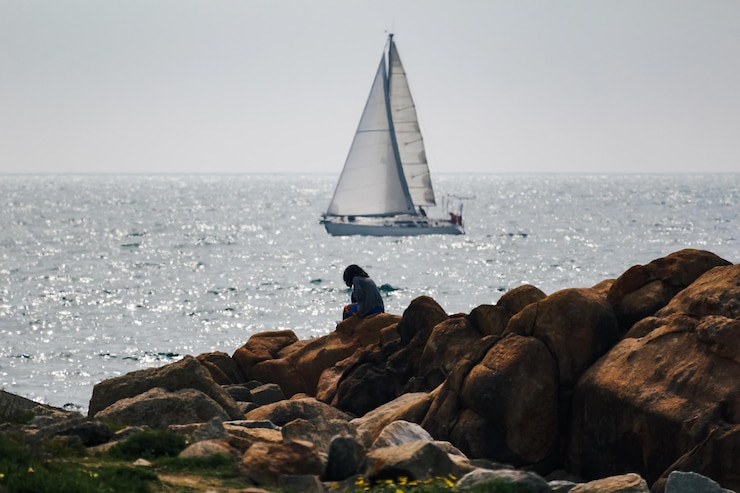 Foto schilderachtig uitzicht op zee en rotsen