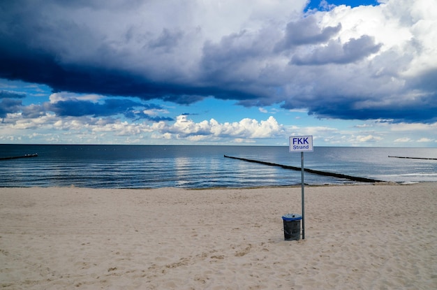 Schilderachtig uitzicht op zee tegen bewolkte hemel