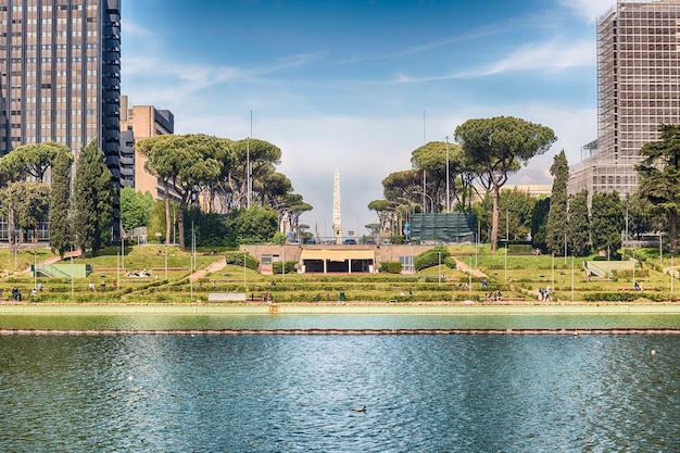 Schilderachtig uitzicht over het kunstmatige meer EUR, moderne wijk in het zuiden van Rome, Italië
