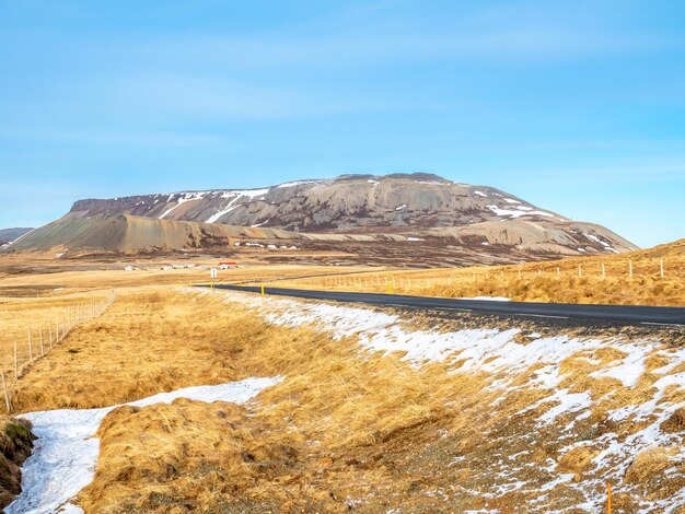 Schilderachtig uitzicht rond de berg Kirkjufell in het winterseizoen onder de blauwe lucht in het noorden van IJsland