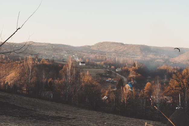 Schilderachtig uitzicht van prachtige wolken in de lucht boven de bergvallei