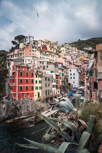 Schilderachtig uitzicht van Riomaggiore, Cinque Terre, Italië