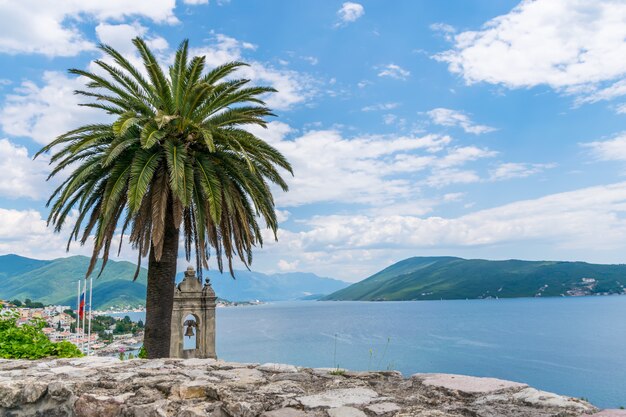 Schilderachtig uitzicht vanaf de muren van de oude stad. herceg novi, montenegro.