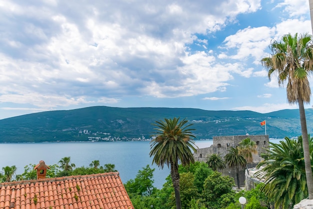 Schilderachtig uitzicht vanaf de muren van de oude stad Herceg Novi Montenegro