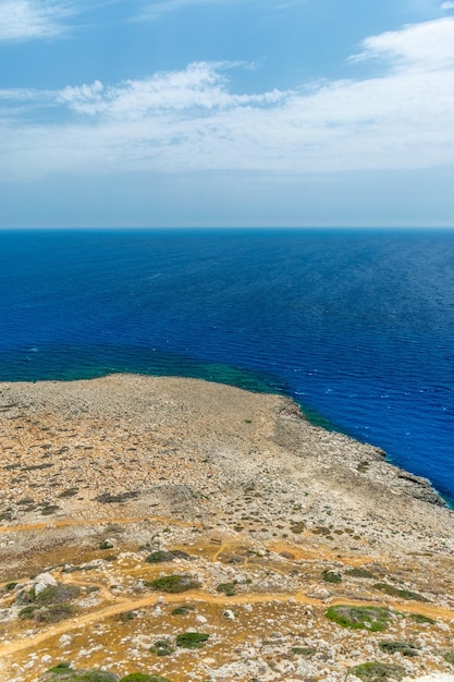Schilderachtig uitzicht vanaf de top van de berg aan de Middellandse Zeekust