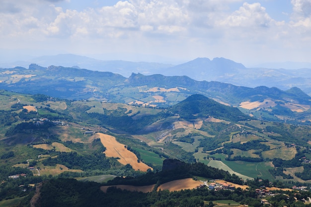 Schilderachtig uitzicht vanaf het fort van San Marino, Italië, Europa