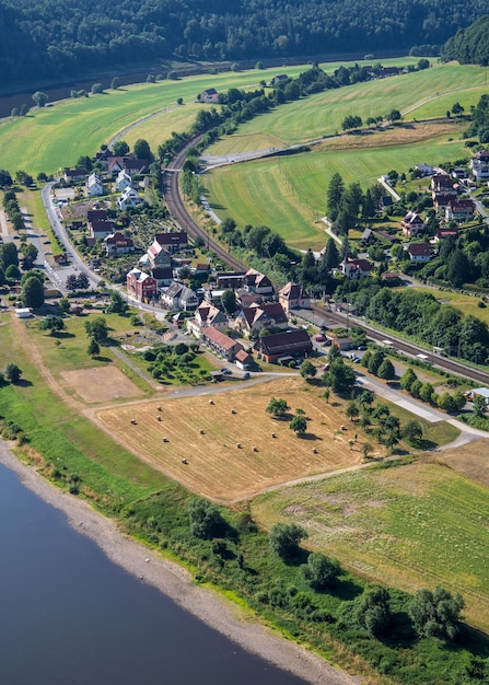 Schilderachtig zomers luchtpanorama van de rivier de Elbe en Rathen Saksen Duitsland uitzicht vanaf de Bastei-rots